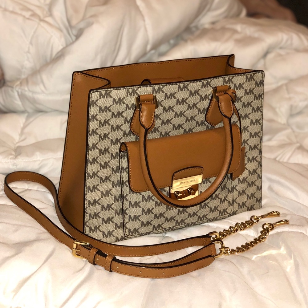 SOLD: Michael Kors Shoulder bag/crossbody/tote